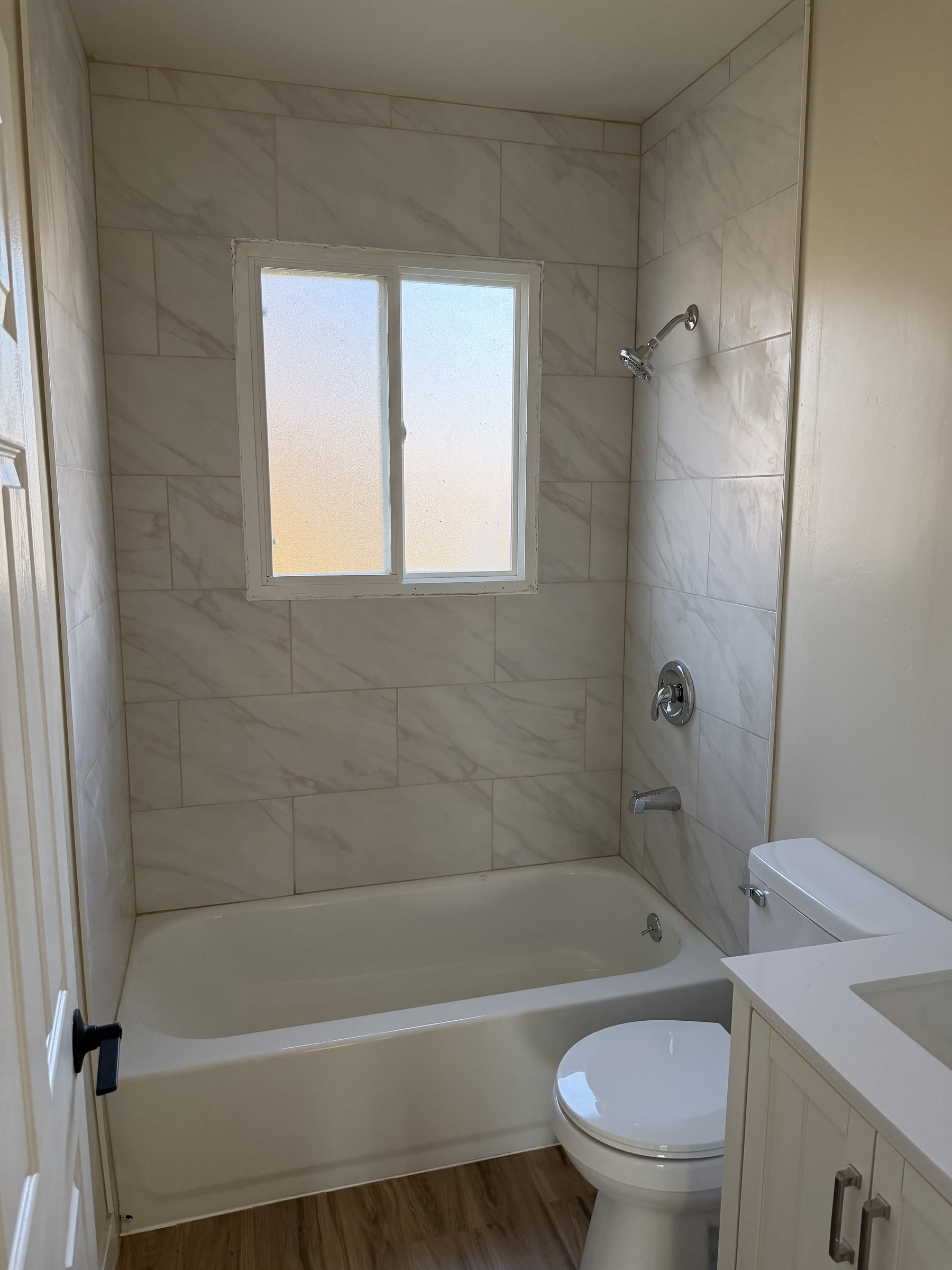 Marble tile tub surround